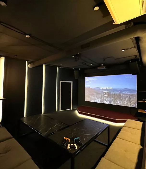 Антикинотеатр "Chaplin Lounge House"