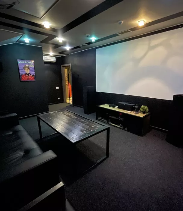 Антикинотеатр "Chaplin Lounge House"