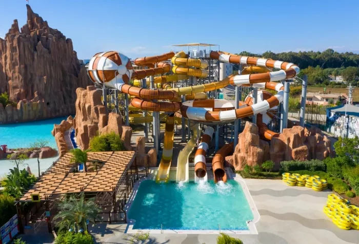 Парк аттракционов "The Land Of Legends Theme Park"