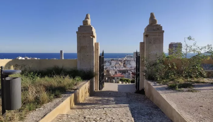 Замок "Castell de Sant Ferran"