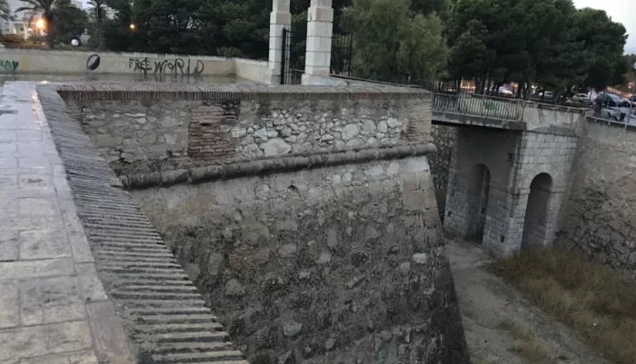 Замок "Castell de Sant Ferran"