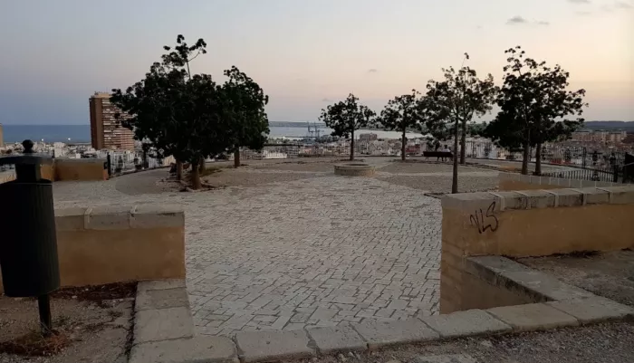 Замок "Castell de Sant Ferran"