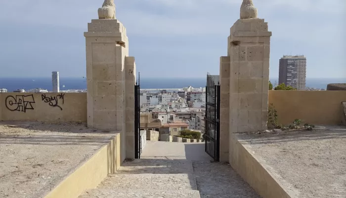 Замок "Castell de Sant Ferran"