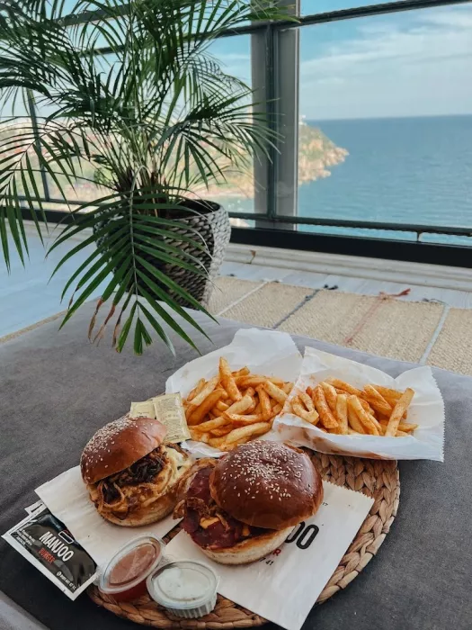 Бургерная "Manjoo Burger Restaurant & Coffee"