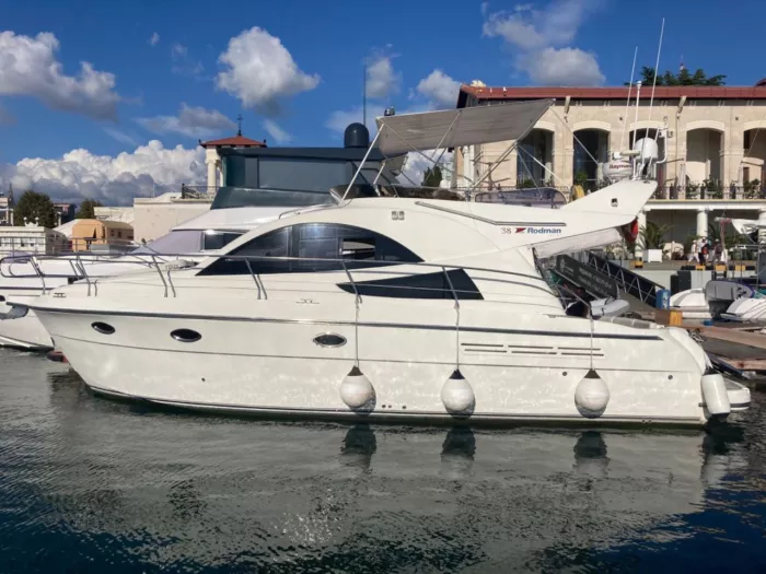 Яхта RODMAN 38 FLY