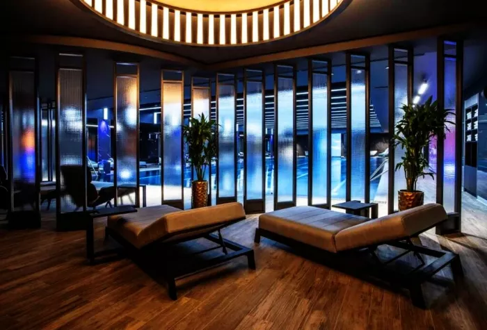 Фитнес клуб "Encore Fitness".