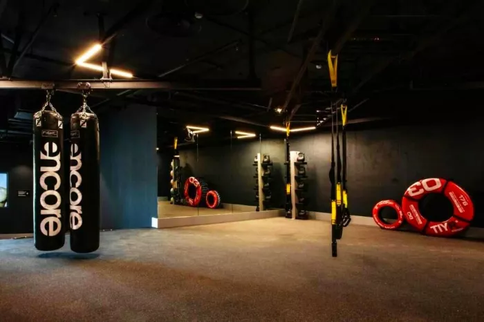 Фитнес клуб "Encore Fitness".