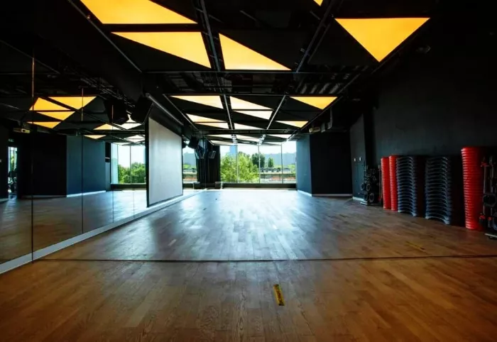 Фитнес клуб "Encore Fitness".