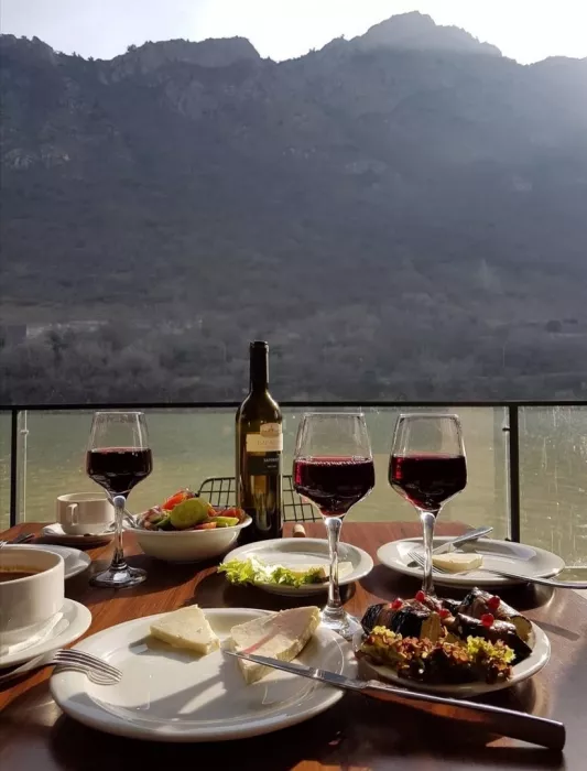 Ресторан "Bagineti Bar and Grill" (ბაგინეთის ბარი და გრილის რესტორანი)