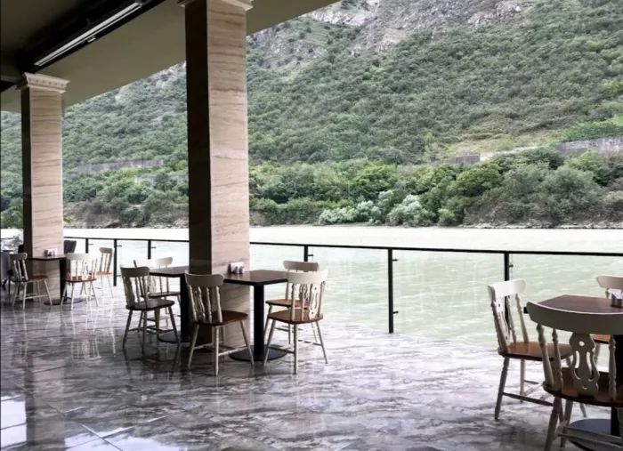 Ресторан "Bagineti Bar and Grill" (ბაგინეთის ბარი და გრილის რესტორანი)