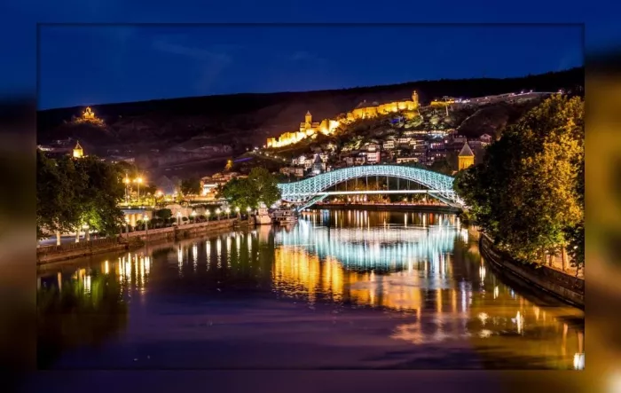 Отель "River Side" (მდინარე მხარეს სასტუმრო)
