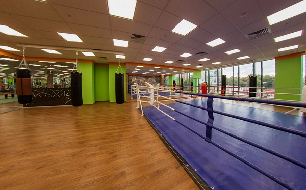 Оздоровительный центр "Gold’s Fitness".