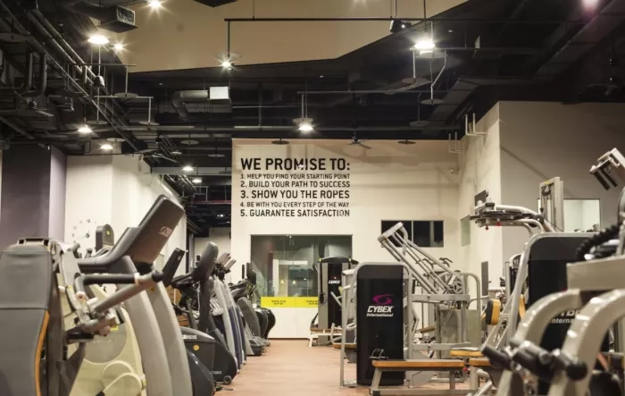 Фитнес-клуб "Gold's Gym". 
