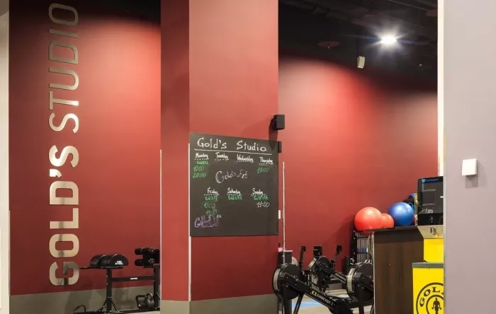 Фитнес-клуб "Gold's Gym". 