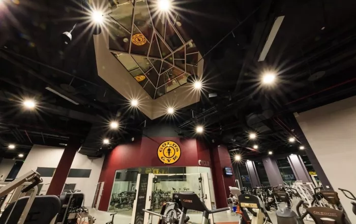 Фитнес-клуб "Gold's Gym". 