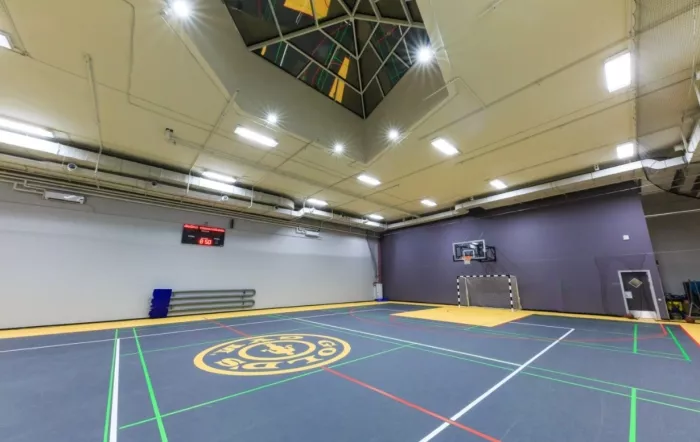 Фитнес-клуб "Gold's Gym". 