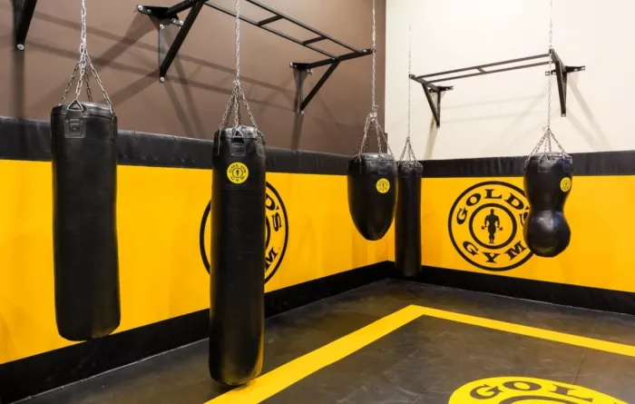 Фитнес-клуб "Gold's Gym". 