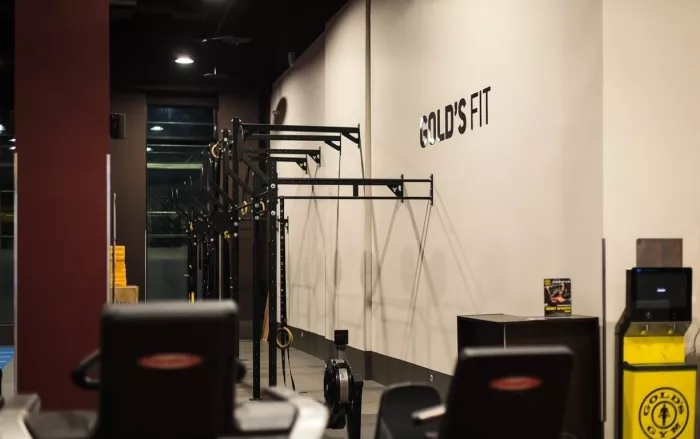 Фитнес-клуб "Gold's Gym". 