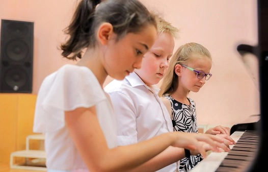 Музыкальная школа "Luiza-V Music School".