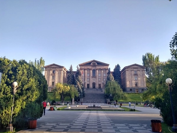 Парк влюбленных в Ереване.