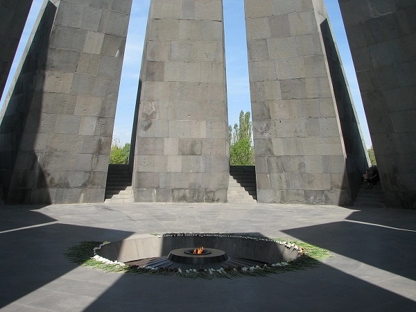 Историко-мемориальный комплекс "Цицернакабе́рд (арм. Ծիծեռնակաբերդ).