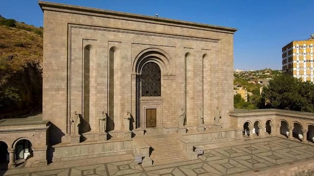 Исследовательский институт древних рукописей "Matenadaran".