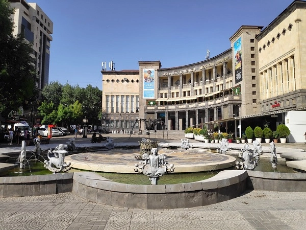 Площадь Шарля Азнавура.