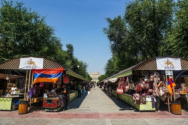 Вернисаж в Ереване.