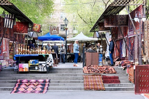 Вернисаж в Ереване.