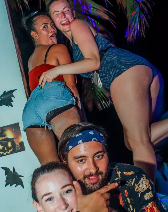 Бар «Paraw Beach Club»