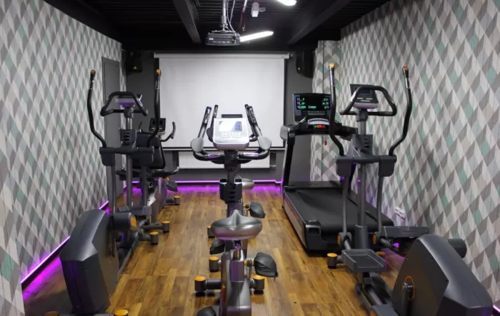 Фитнес-клуб "GFITNESS".