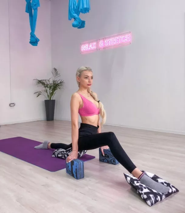 Студия растяжки и функционального тренинга "Relax & Stretch".