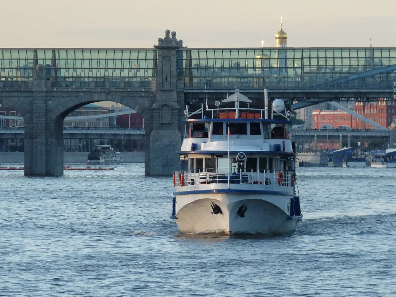  Аренда теплоходов "Rivertickets.ru".