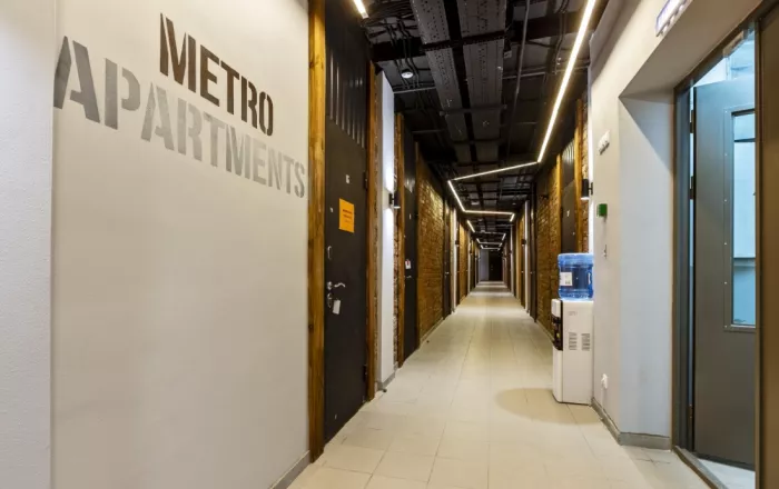 Отель "Metro apartments".