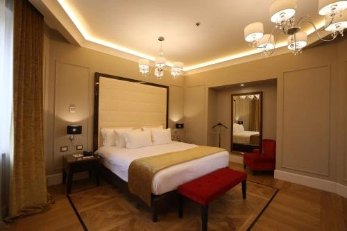 Отель "Grand Hotel Yerevan".