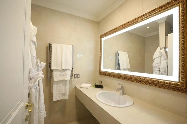 Отель "Grand Hotel Yerevan".