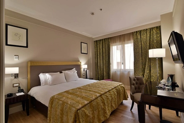 Отель "Grand Hotel Yerevan".