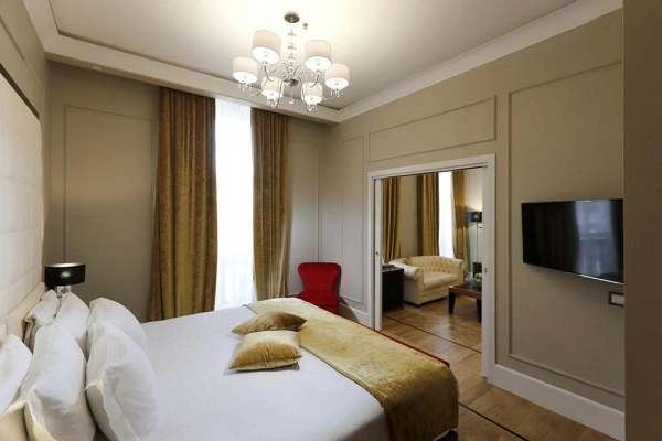Отель "Grand Hotel Yerevan".