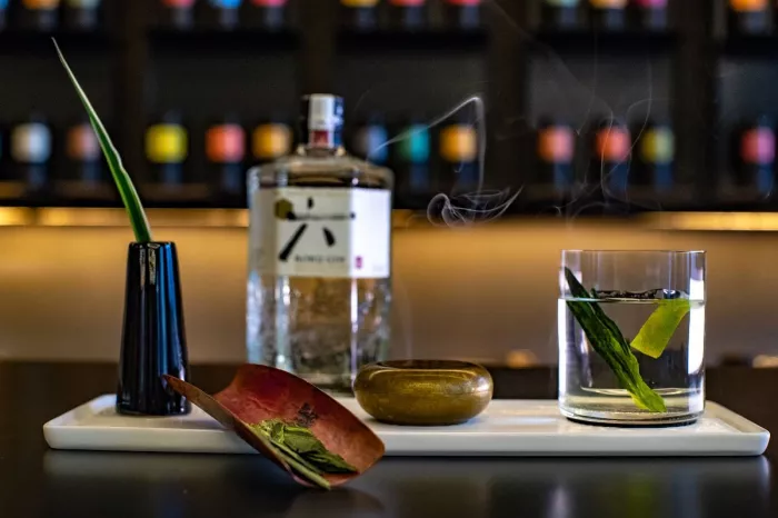 Бар «LONG JING - Modern Tea House & Cockteal Lounge»
