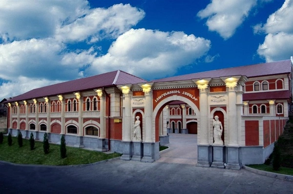 "Hotel Roma" - отель в Ереване.