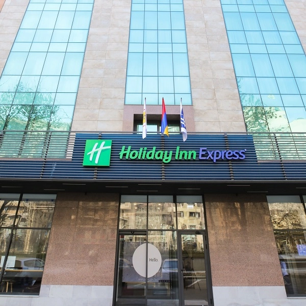 "Holiday Inn Express" - гостиница.