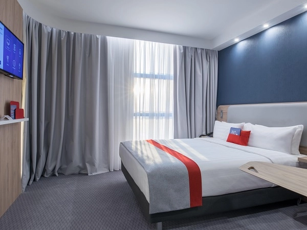 "Holiday Inn Express" - гостиница.