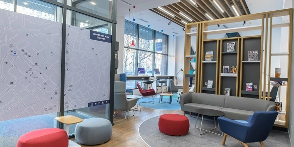 "Holiday Inn Express" - гостиница.
