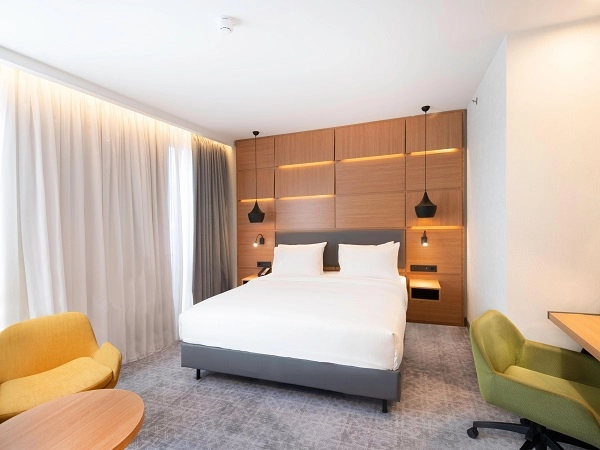 "Holiday Inn Express" - гостиница.
