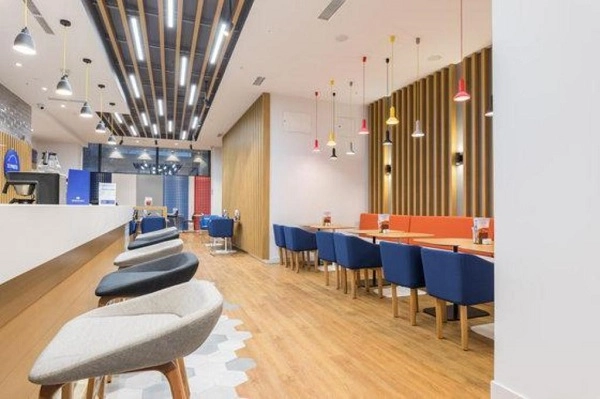"Holiday Inn Express" - гостиница.