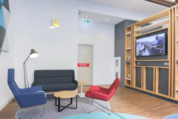 "Holiday Inn Express" - гостиница.
