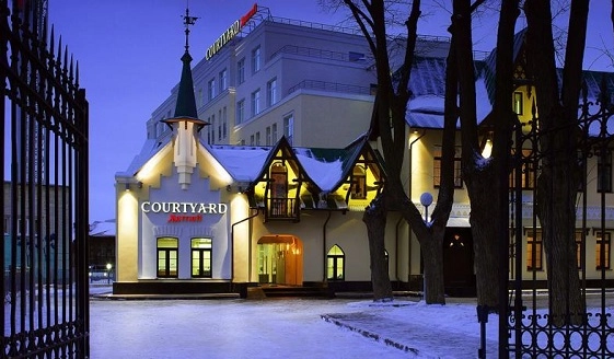 Отель "Courtyard".