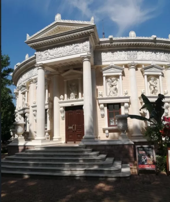 Театр старого парка.