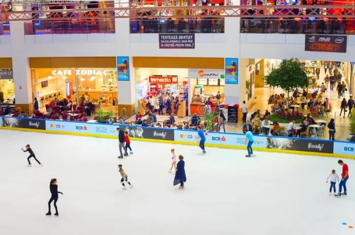 Каток «五彩冰 (Лед пяти цветов) в ТРК 五彩城 (Dreamport)»