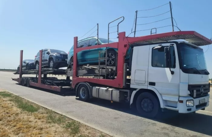 Компания по перевозке автомобилей автовозами "Тандем трэк".